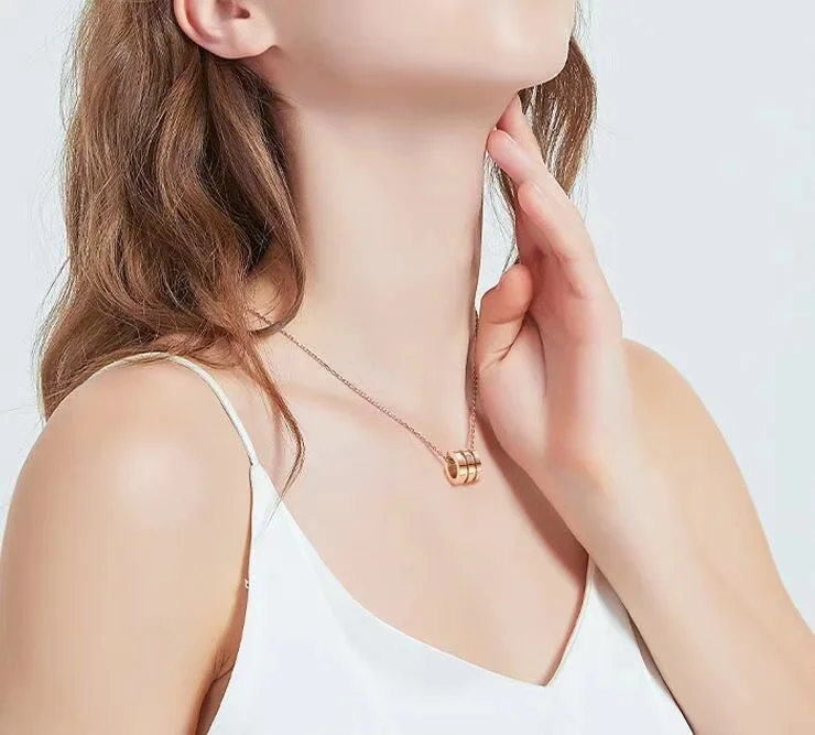 Чокер цилиндрический с двойным пазом маленький кулон золотистого цвета из