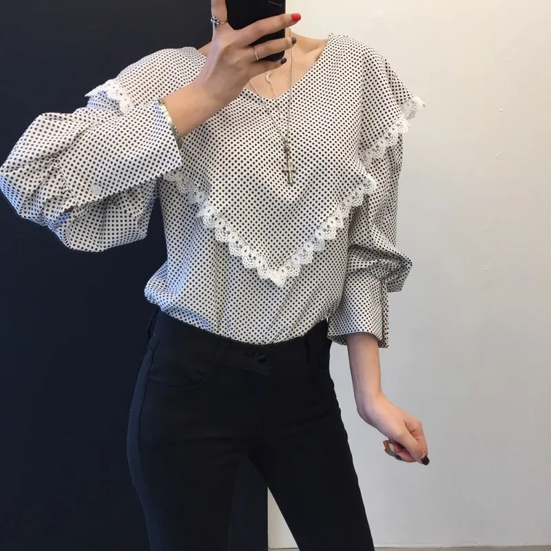 

Kimutomo Chic Elegant Lace Patchwork Blouse Women V-neck Long Sleeve Polka Dot All-matching Shirt Ladies Spring Autumn 2021