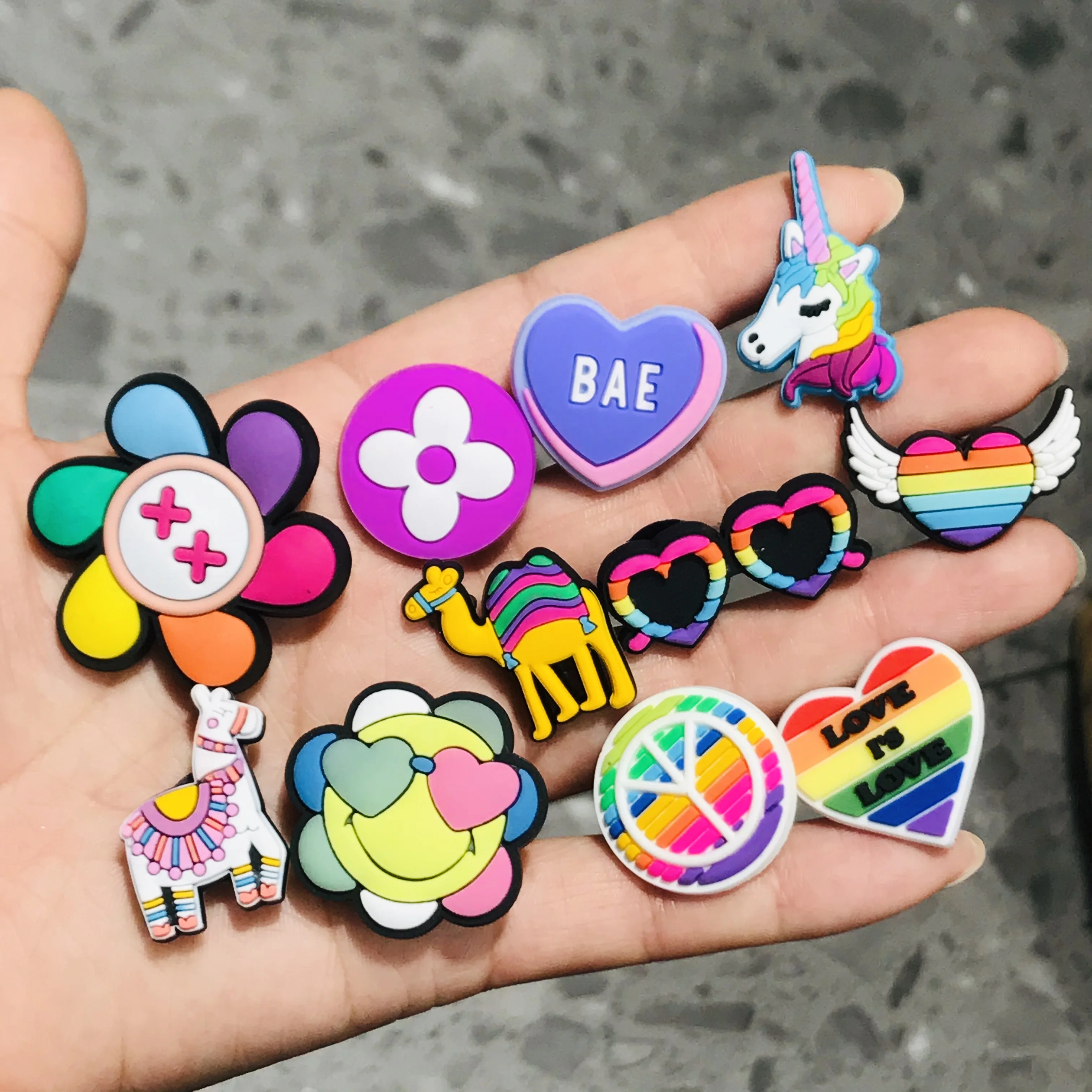 

Оптовая продажа, 50 шт., амулеты из ПВХ в форме радужного сердца с изображением цветов и смайликов, украшения для обуви, аксессуары, пряжка, подарок для детей