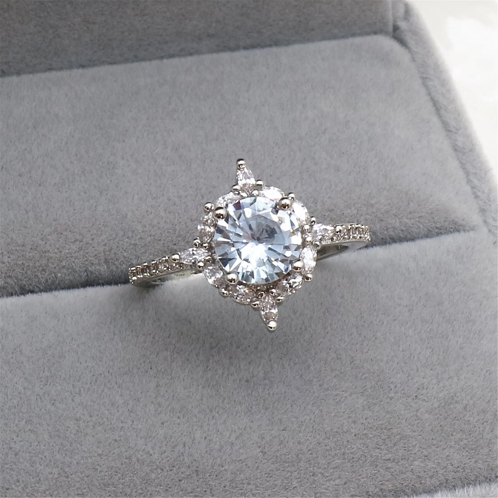 

Luxury Bright White Cut Zircon Crystal Ring Wedding Engagement s For Women Jewelry Whole Sale Christmas Gift L5Q251