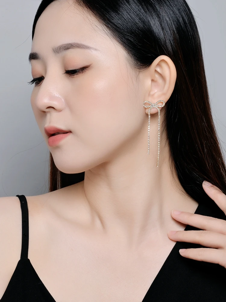 Женские серьги-бабочки из прозрачной пряжи с длинными кисточками