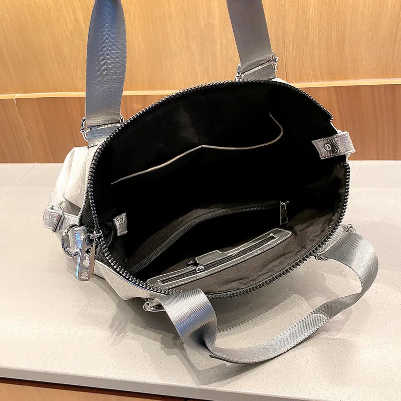 Женская кожаная сумка на плечо со стразами