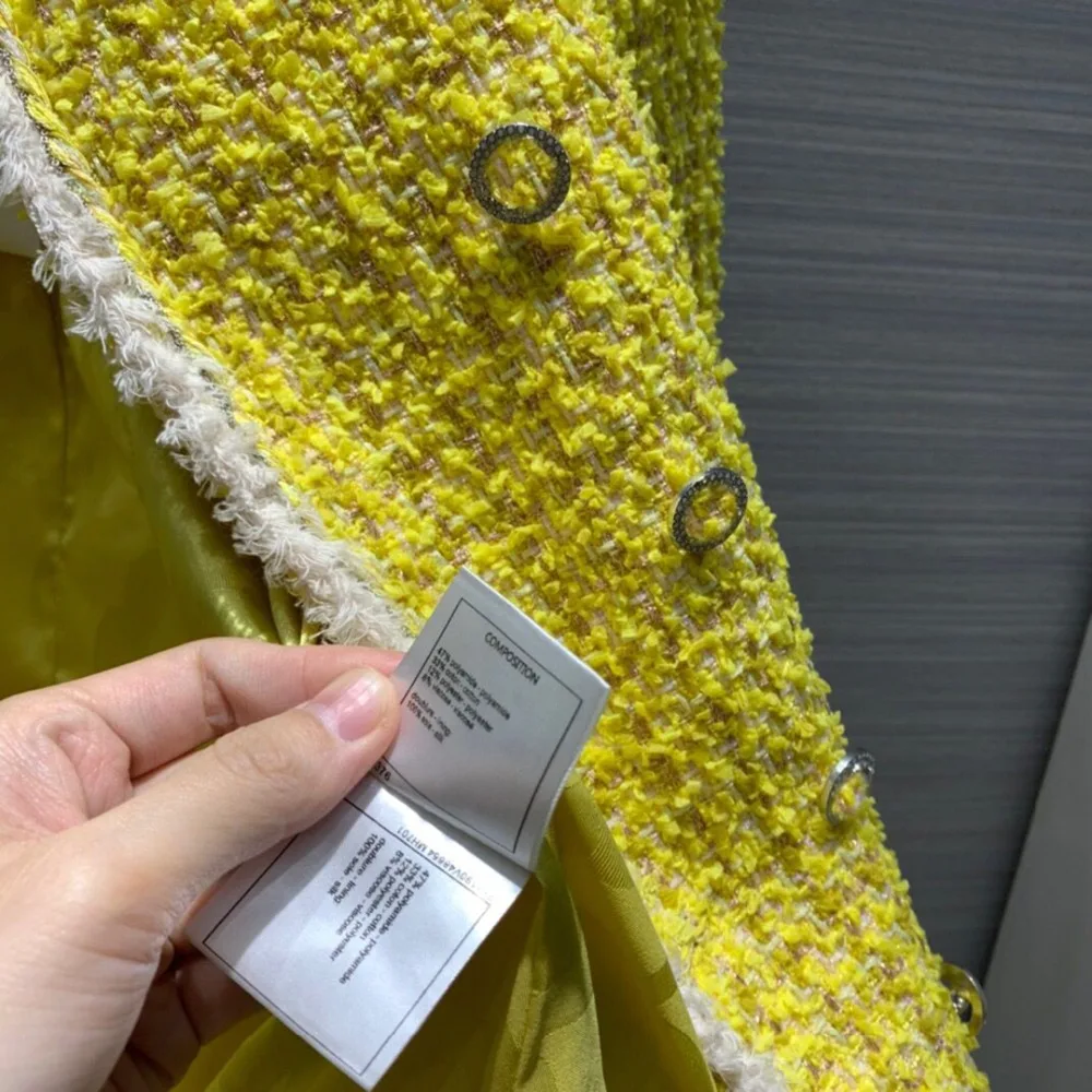 

Luxury Retro Women Yellow Woven Tweed Jacket Stand Collar Four Pockets Diamonds Double Breasted Buttons Vintage Coat Runway