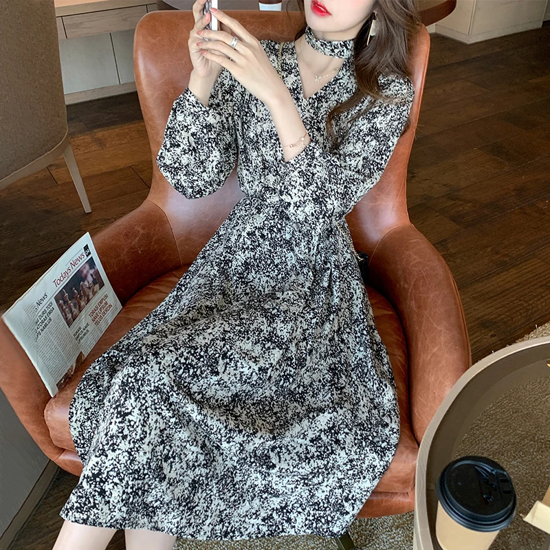 

Fashion Ladies Hollow-out V-neck Bottoming Dress Korean Elegant Slim Floral Long Dresses A-line Pleated Chiffon vestido de mujer