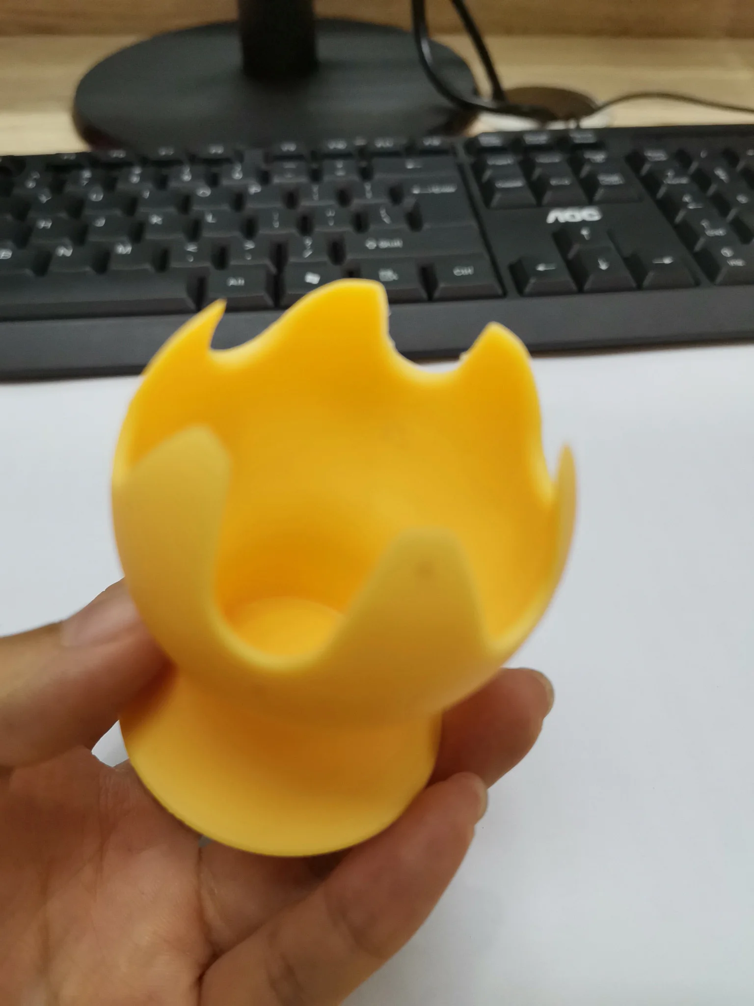 Ффонарь силиконовый для косметики желтого цвета |