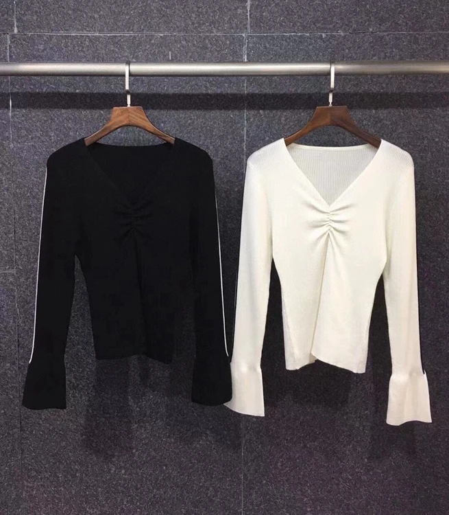 

2021 new women fashion V-neck pleated striped sleeves decorative solid color top sweater 917