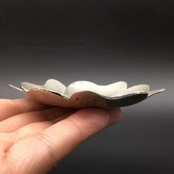 Коллекция китайская бронзовая резьба медная тарелка лепестковая маленькая