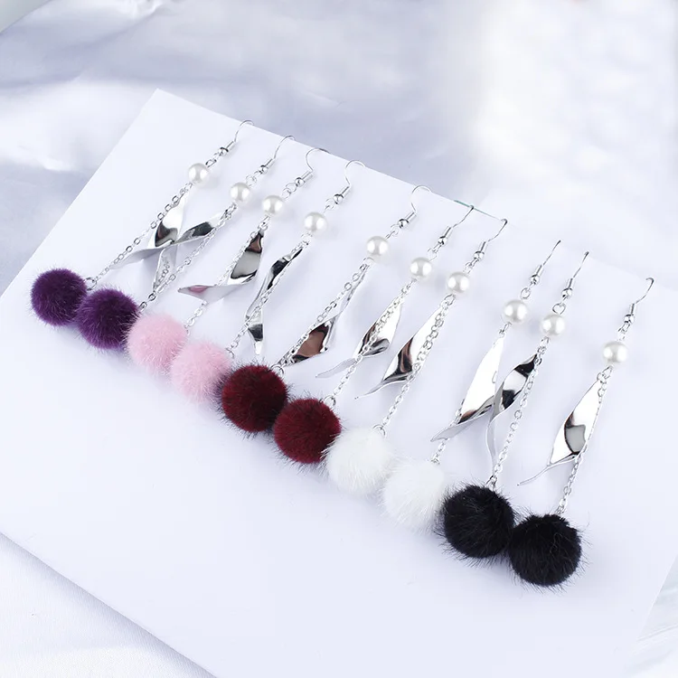 

Fashion Trendy Autumn and Winter Woven Plush Ball Earrings Pearl Smiley Geometric Earrings Drop Earring for Women