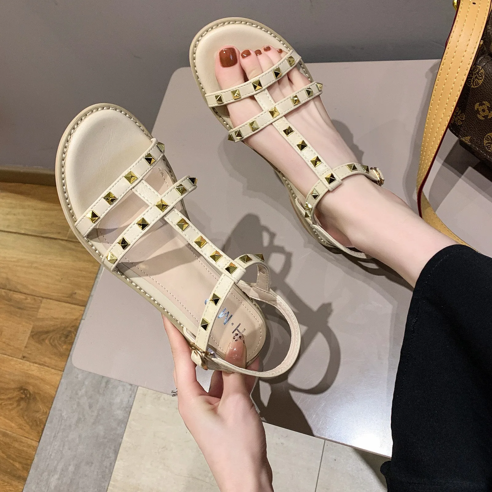 

New Women's Shoes Summer Sandals New Fashion Buckle-strap Rivet Sandals Rivets Studded Beach Sandals Sandalias De Mujer Sandalia