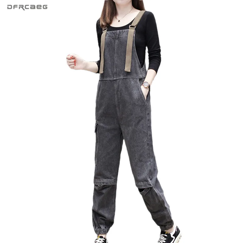 Женский джинсовый комбинезон на бретелях темно серый с дырками брюки карандаш
