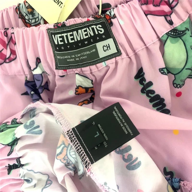 

Vetements Full Logo Shorts Men Women 1:1 High Quality Cartoon Pictures Print Vetements Shorts Inside Tag Label VTM Breeches