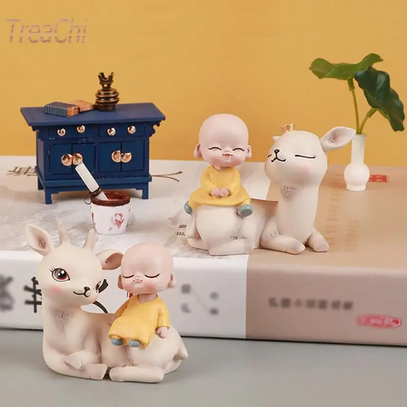 Творческая личность олень на спине маленький монах вибрирующий головой