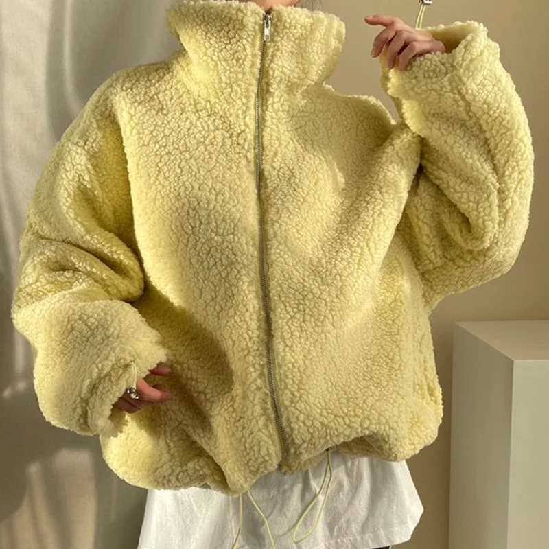 

Женское короткое пальто в Корейском стиле, белое и желтое свободное утепленное пальто из имитации овечьей шерсти с лацканами и завязками на...