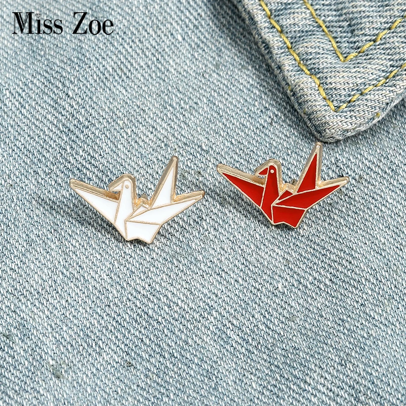 

Paper Cranes Enamel Pin Custom White Red Origami Bird Brooches Bag Lapel Pin Badges Simple Animal Jewelry Gift for Kids Friends