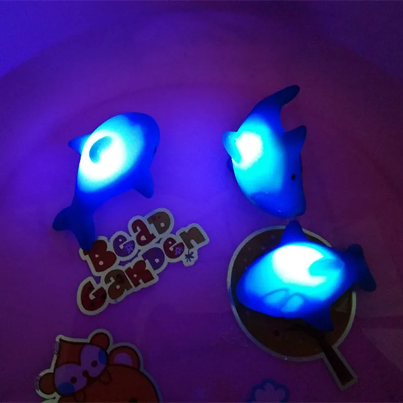 1pc Baby Water Flashing Floating Dolphins Kids Automatic Led Lighting up Beach Play Toys For Children for the Bathroom Bath Swim