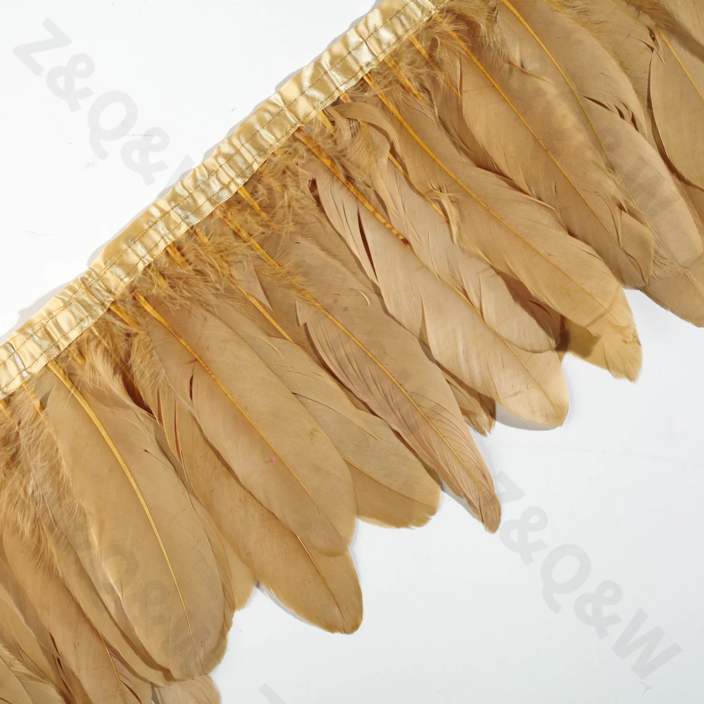 Натуральный гусиных перьев окрашиваются в хаки для того чтобы сделать 2 м края