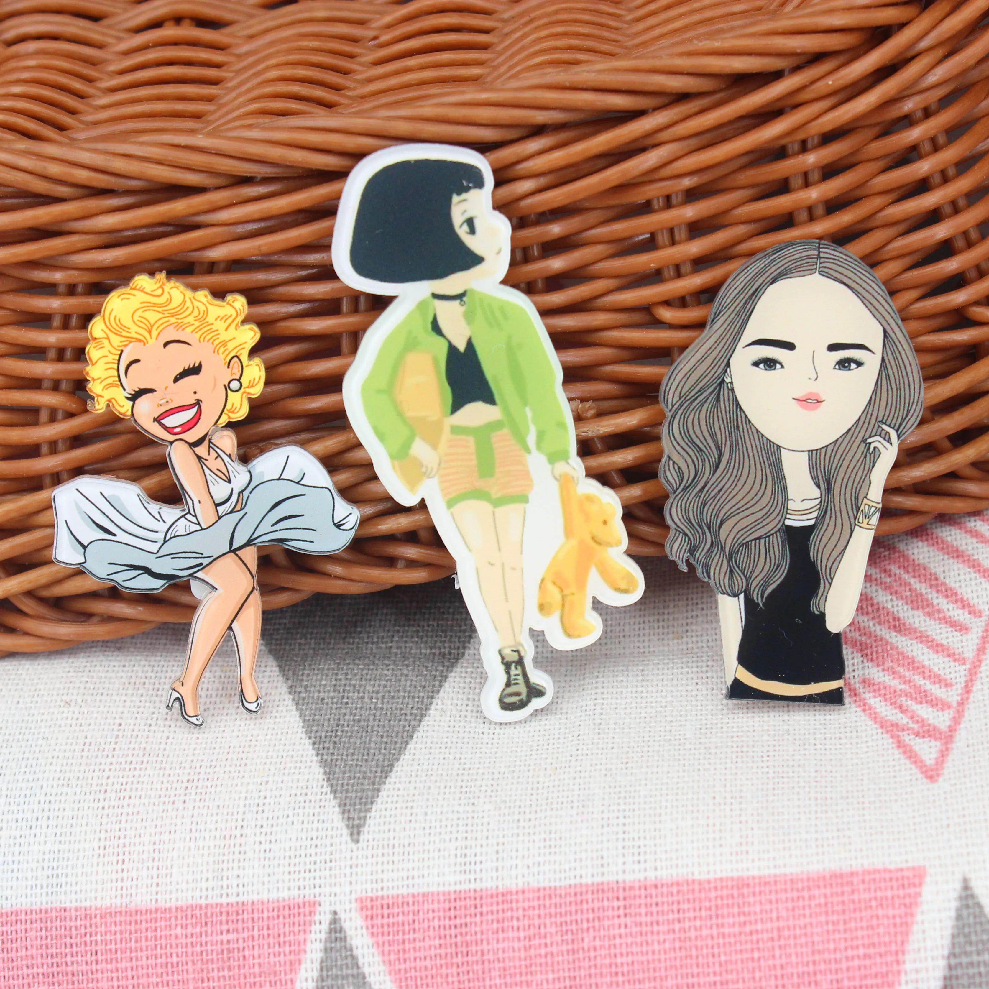 

Women Brooch Badges pins on Backpack Icons Marilyn Monroe Cute Acrylic Brooches for Woman Sexy Lady Brooch Pins Decoration