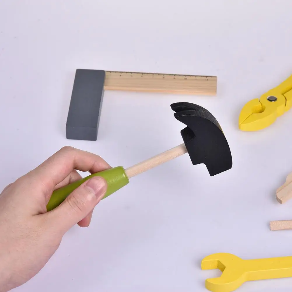 Ящик для инструментов с разноцветными деревянными инструментами