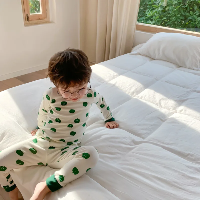 Хлопковые милые пижамные комплекты с принтом яблока для мальчиков и девочек