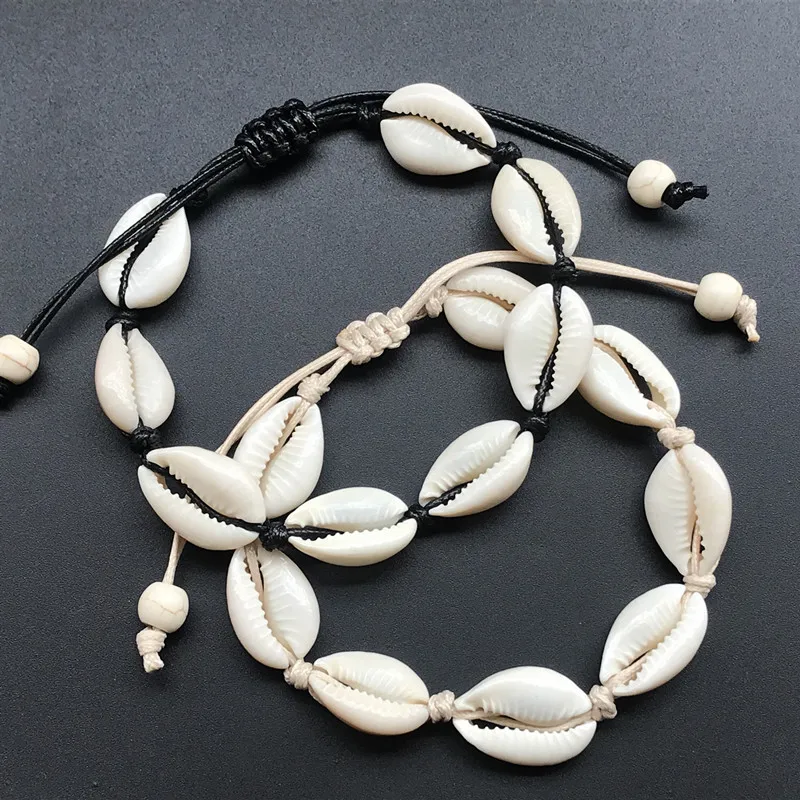 Женский браслет из ракушек Cowrie золотистый с жемчужными бусинами и подвесками