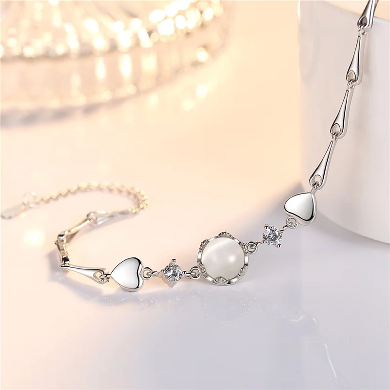 Браслет женский из серебра 925 пробы инкрустированный цирконием в форме сердца