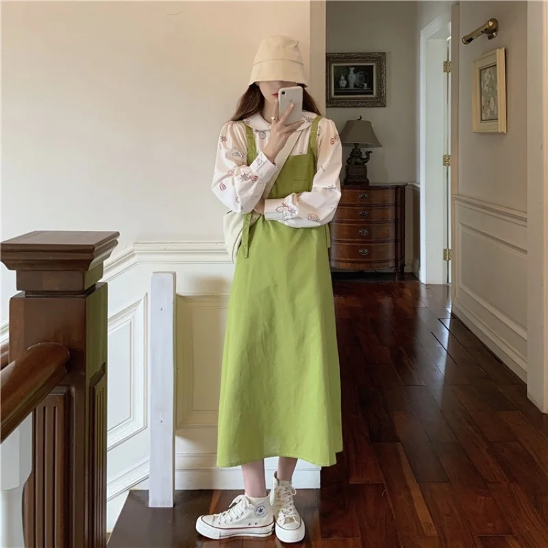 Женское платье на бретельках свободное облегающее длинное ниже колена в