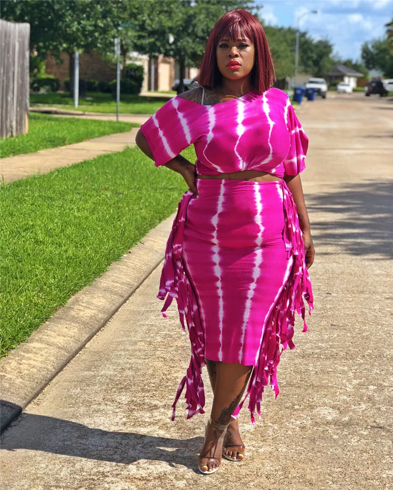 Женское облегающее платье средней длины с оборками сбоку и галстуком-бабочкой