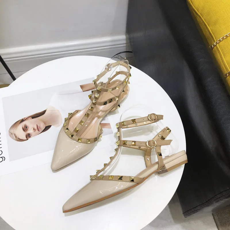 Сандалии на плоской подошве; женская обувь на плоской подошве с ремешком на щиколотке; пикантные модные сандалии с заклепками; женская обувь с острым носком; стильная Брендовая обувь с Т-образным ремешком