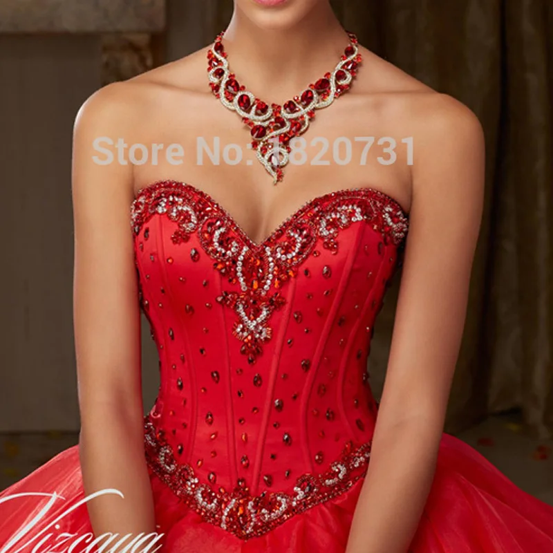 Женское бальное платье без рукавов красное блестящее с оборками украшенное