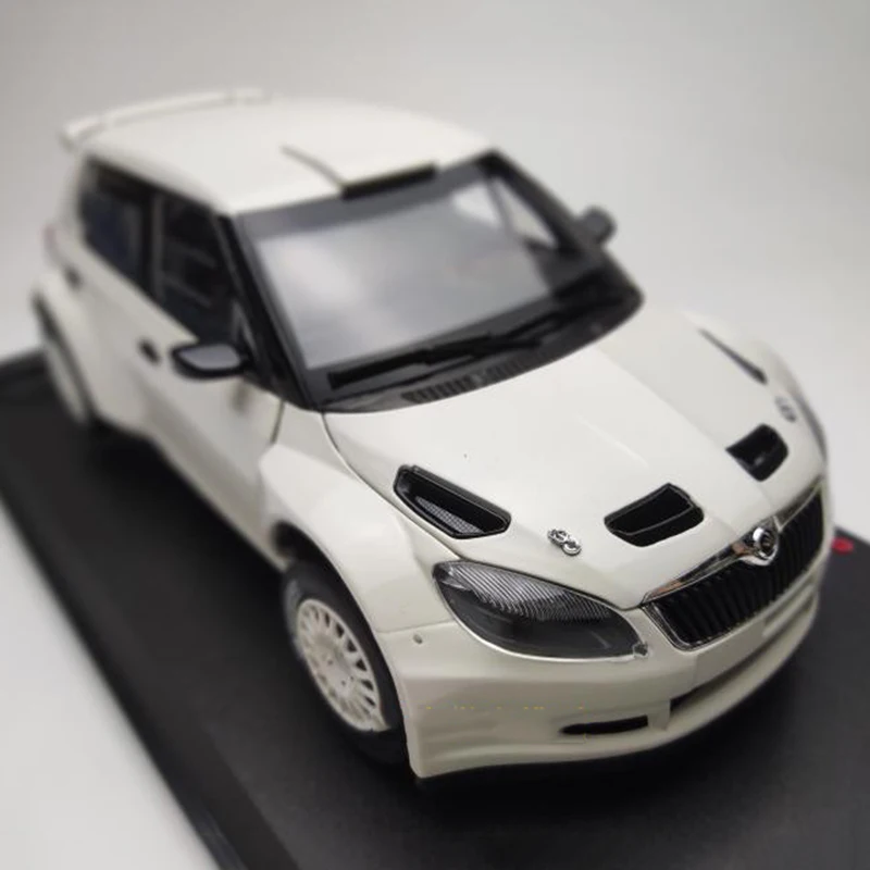 

Diecast 1:18 Scale for FABLA SUPER 2000 Six Doors Simulation Alloy Car Model Collections Toys Boys