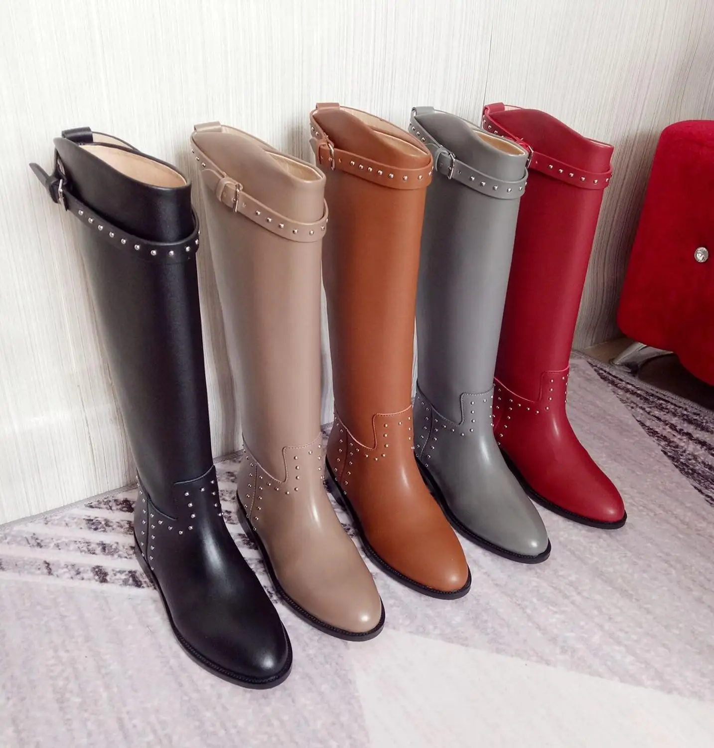 2019 женские сапоги до колена из натуральной кожи с заклепками и пряжкой зимние