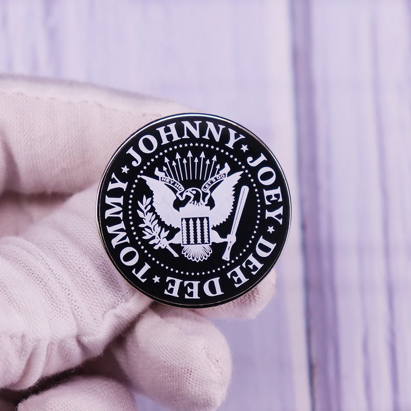 Брошь в стиле панк с эмалью The Ramones | Украшения и аксессуары