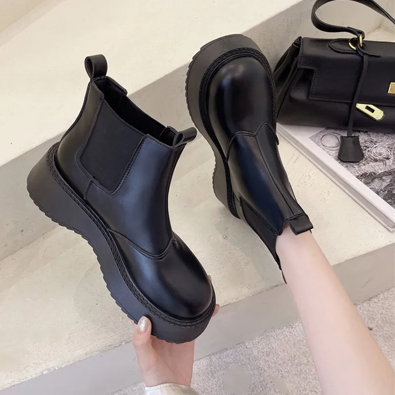 Женские кожаные ботильоны на резиновой подошве Черные с круглым носком