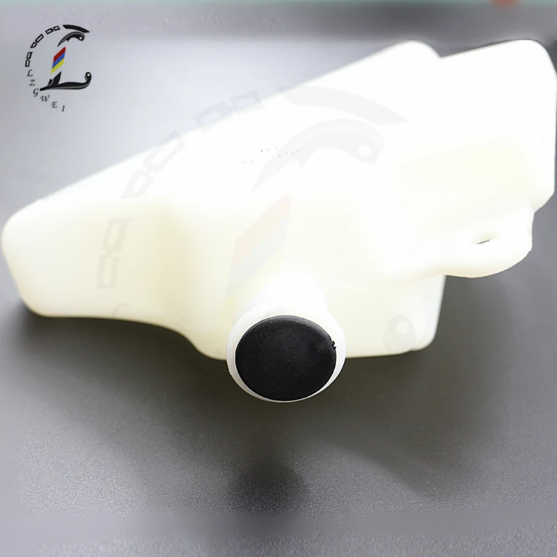 Мотоцикл после рынка охлаждающей жидкости над потоком бутылки перелива