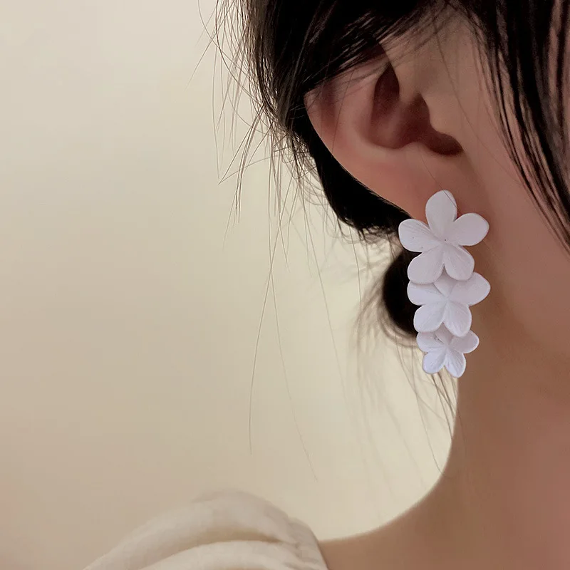 

LOVOACC 2021 Summer Yellow White Color Flower Earrings 2021 Metal Alloy Flowers Statement Drop Earrings for Women Korean Jewelry