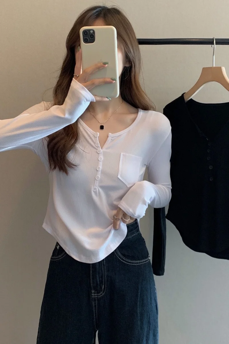 Женская футболка с длинным рукавом белая облегающая V-образным вырезом и для