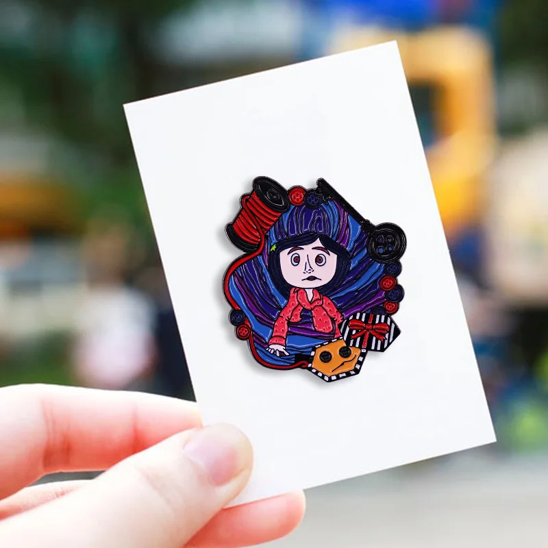 Коралин с ее другой м швейной коробке эмалевая булавка глаза кукла Триллер фильм