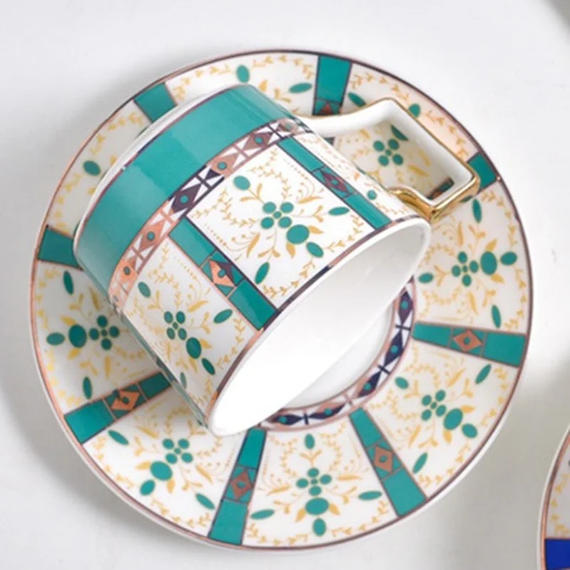 

Подарочный набор из кофейной чашки и блюдца в британском стиле из розового костяного фарфора, Высококачественная чайная чашка с цветами в п...