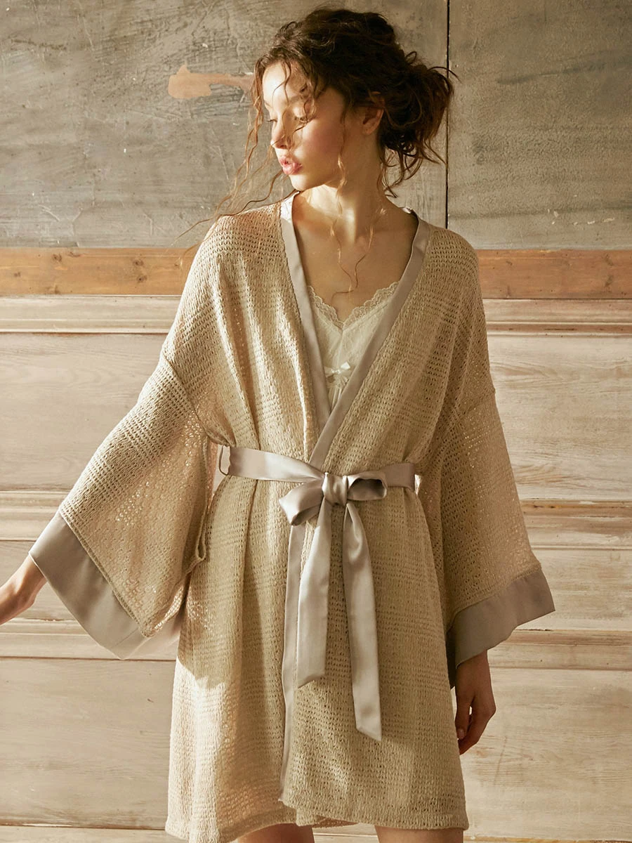 Женская тонкая ночная рубашка белая и кофейная из полиэстера с рисунком розовой