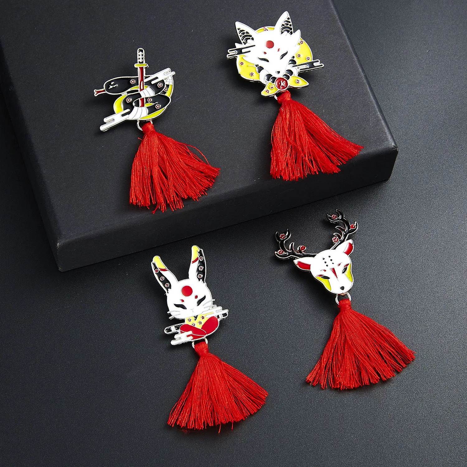 Классический мультфильм кицунэ с красным шпильки кисточками японского ниндзя