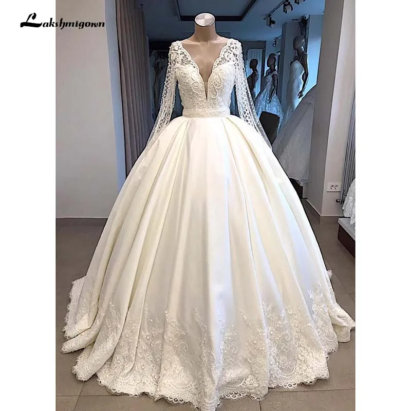 

Gorgeous Ball Gowns Long Sleeves Wedding Dresses Plus Size Lace Appliques Pearls V-Neck Button Bridal Gowns Robe De Mariee