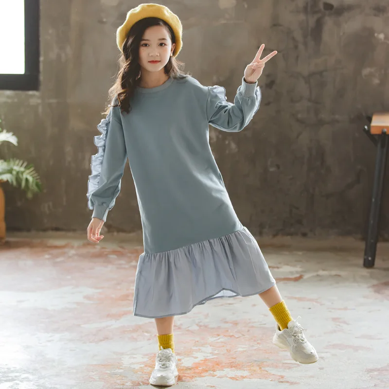 Повседневное осенне-зимнее яркое хлопковое платье с оборками и длинными