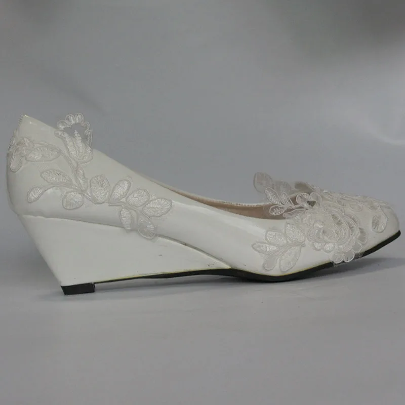 Женские свадебные туфли на танкетке белые кружевные низком каблуке с закрытым