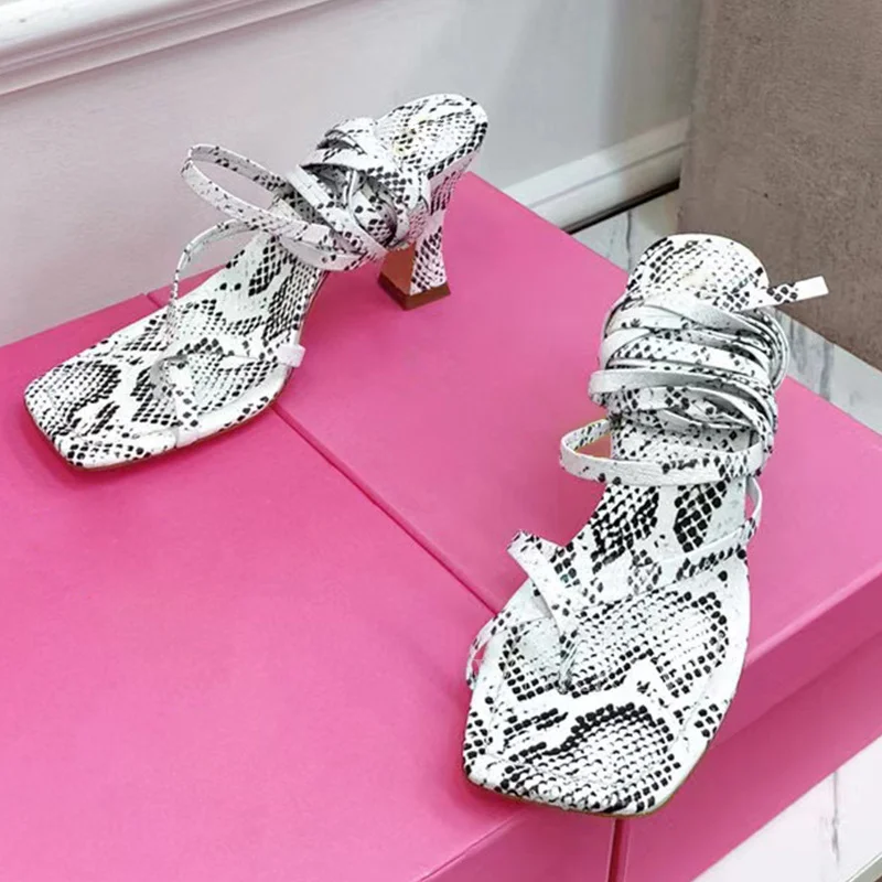 Женские сандалии со змеиным принтом модельные сандалии-гладиаторы на высоком