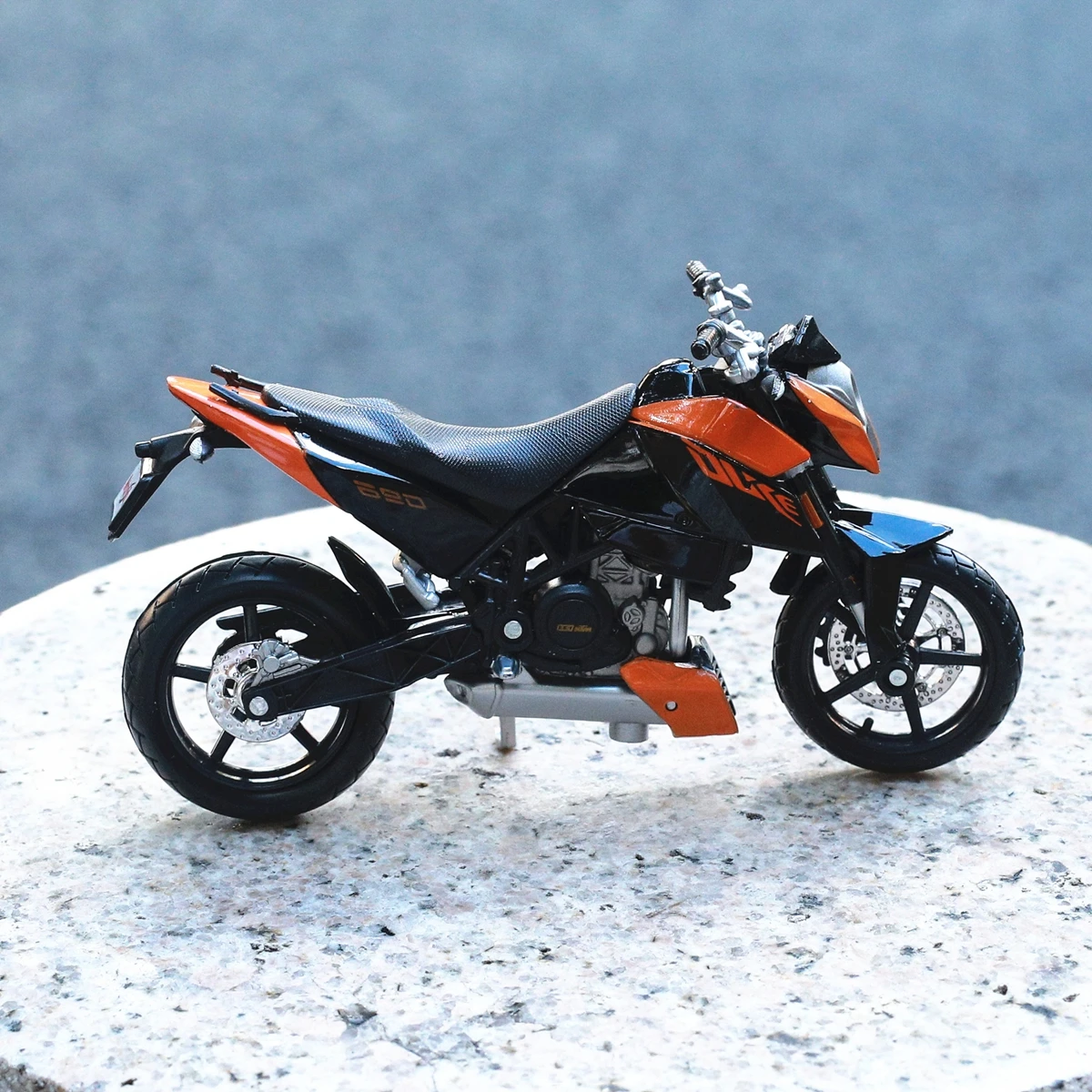 

Maisto 1:18 KTM 690 DUKE Alloy Motorcycle Model Souvenir Toy Collectible Mini Moto Die Cast