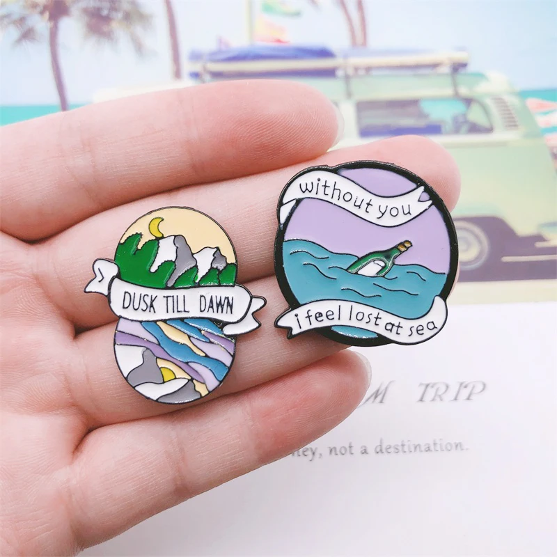 Эмалированная брошь из металлического сплава с мультяшным изображением круга