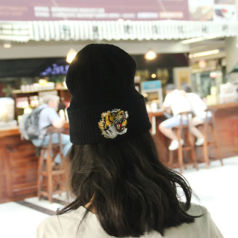 Зимние вязаные шапки с мультяшной вышивкой тигра женская уличная теплая