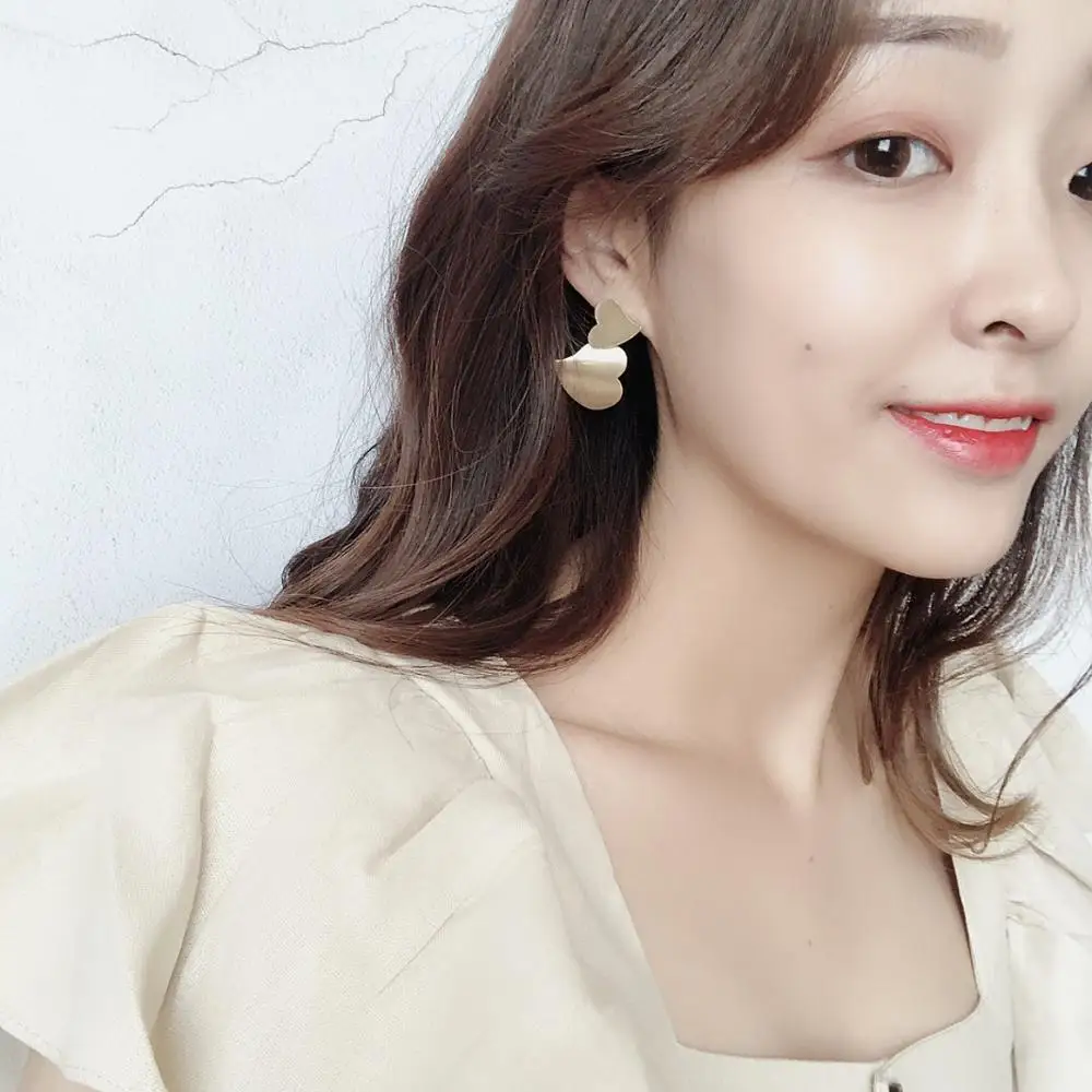 

Extremely simple cold wind bright face metal love earrings Korean temperament simple double love shape stud earrings girl heart