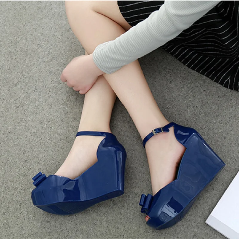 Женские пляжные сандалии с открытым носком туфли желе на очень высокой танкетке