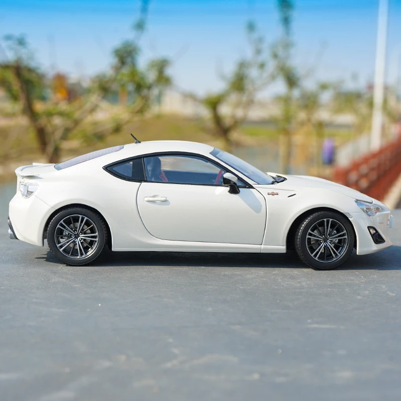1/18 TOYOTA GT86 гоночный автомобиль литые модели автомобилей игрушки для мальчиков и
